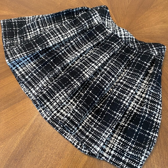 Banana Republic Pleated B&W Plaid Skirt - Picture 2 of 7